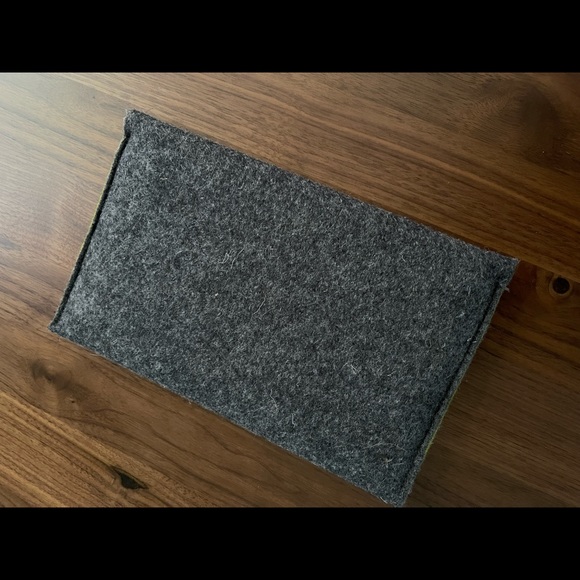 Felt iPad Mini storage bag. With two pockets for accessories, Velcro closure - Picture 4 of 5